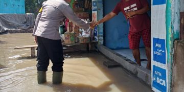 Bhabinkamtimbas patroli di kawasan banjir Rancaekek