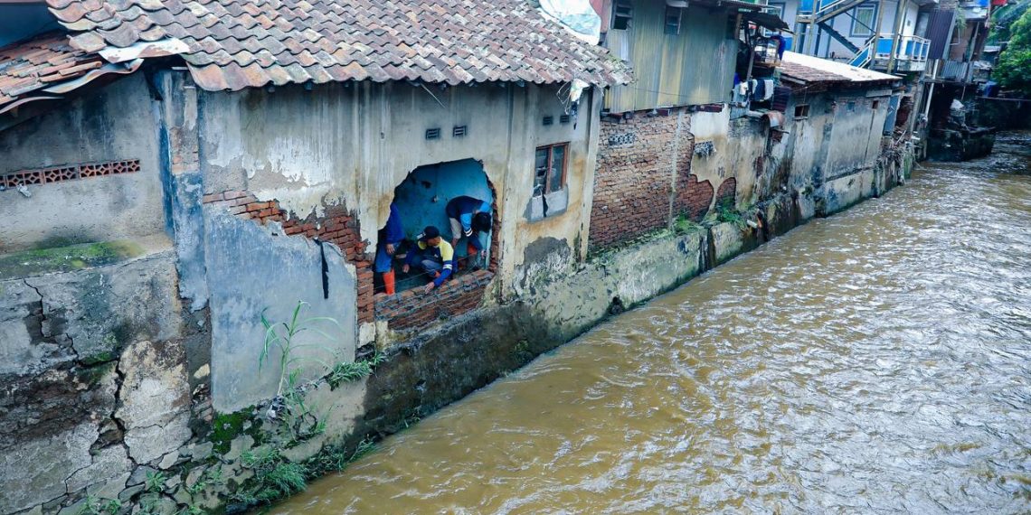 Banjir Braga merusak sejumlah rumah di Kelurahan Braga Kecamatan Sumur Bandung Kota Bandung beberapa hari lalu. Pemerintah Kota (Pemkot) Bandung akan segera membantu memperbaiki rumah warga yang rusak akibat banjir itu.