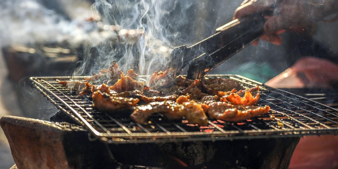 Makan malam di rumah dengan barbekyu barbeque