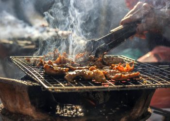 Makan malam di rumah dengan barbekyu barbeque