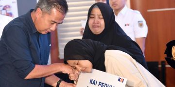 Penjabat Gubernur Jawa Barat Bey Machmudin menyerahkan santunan kepada ahli waris korban meninggal dunia kecelakaan KA Turangga dan KA Lokal Bandung Raya di kantor pusat PT. KAI (Persero), Kota Bandung, Sabtu (6/1/2024).