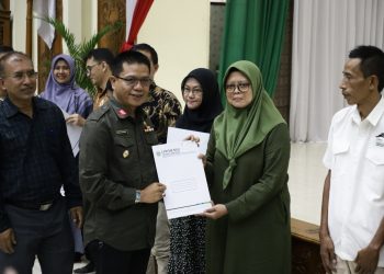 Sertifikat halal diberikan Bupati Bandung Dadang Supriatna kepada IKM sebagai bagian dari Ikhtiar meningkatkan daya saing.