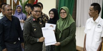 Sertifikat halal diberikan Bupati Bandung Dadang Supriatna kepada IKM sebagai bagian dari Ikhtiar meningkatkan daya saing.