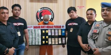 Tersangka EF, pemuda yang ditangkap karena memperjualbelikan obat sediaan farmasi tanpa ijin edar di Mapolres Subang, Rabu (17/01/2024).(Foto: Istimewa)
