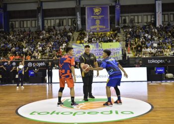 Menteri Pemuda dan Olahraga Republik Indonesia (Menpora RI) Dito Ariotedjo melakukan Tip Off atau jump ball Indonesian BasketBall League (IBL) 2024 di GOR C-Tra Arena, Cibeunying Kaler, Bandung, Jawa Barat, Sabtu (13/1) malam. Tip Off tersebut dilakukan oleh Menpora Dito di depan kedua pemain yang saling berhadapan.(foto:bagus/kemenpora.go.id)