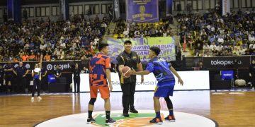 Menteri Pemuda dan Olahraga Republik Indonesia (Menpora RI) Dito Ariotedjo melakukan Tip Off atau jump ball Indonesian BasketBall League (IBL) 2024 di GOR C-Tra Arena, Cibeunying Kaler, Bandung, Jawa Barat, Sabtu (13/1) malam. Tip Off tersebut dilakukan oleh Menpora Dito di depan kedua pemain yang saling berhadapan.(foto:bagus/kemenpora.go.id)