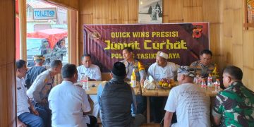 Jum’at Curhat di Kampung Naga digelar oleh Polres Tasikmalaya sebagai program rutin Polri dalam menampung informasi langsung dari masyarakat. Acara Jum’at Curhat di Kampung Naga berlangsung Jum’at (12/1/2023), dipimpin Kapolres Tasikmalaya AKBP Bayu Catur Prabowo.