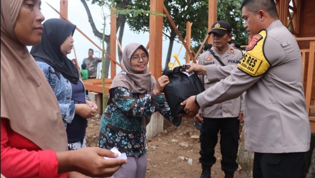 Program AA DEDE Presisi, Curhat Dong, Kapolres Sukabumi, AKBP Maruly Pardede, bagikan paket sembako kepada masyarakat di Kampung Sukaratu, Desa/Kecamatan Cikakak, Kabupaten Sukabumi, Rabu (04/01/2024) (Foto:Istimewa)