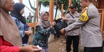 Program AA DEDE Presisi, Curhat Dong, Kapolres Sukabumi, AKBP Maruly Pardede, bagikan paket sembako kepada masyarakat di Kampung Sukaratu, Desa/Kecamatan Cikakak, Kabupaten Sukabumi, Rabu (04/01/2024) (Foto:Istimewa)