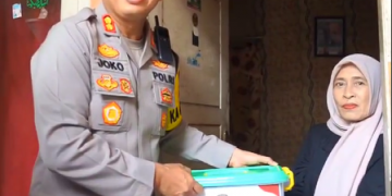 Kapolres Tasikmalaya Kota AKBP Joko Sulistiono,melaksanakan bakti peduli disabilitas,dengan memberikan langsung kaki palsu untuk Ibu Nur Elah (51) warga kampung cidoyang keluarahan sinargalih kecamatan indihiang,pada Jumat (12/01/2024)