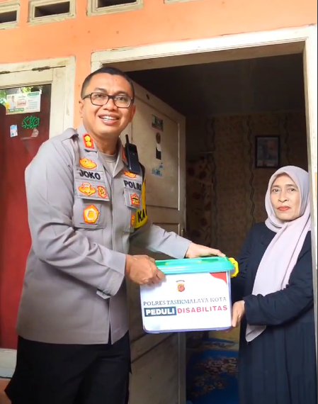 Kapolres Tasikmalaya Kota AKBP Joko Sulistiono,melaksanakan bakti peduli disabilitas,dengan memberikan langsung kaki palsu untuk Ibu Nur Elah (51) warga kampung cidoyang keluarahan sinargalih kecamatan indihiang,pada Jumat (12/01/2024)