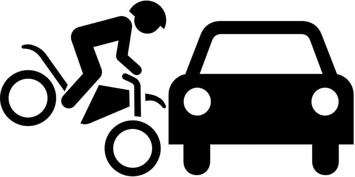 pemotor menabrak mobil