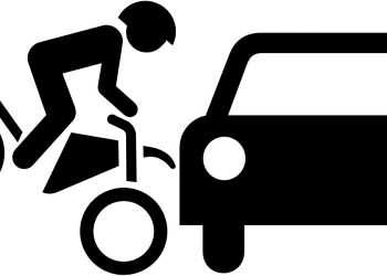 pemotor menabrak mobil