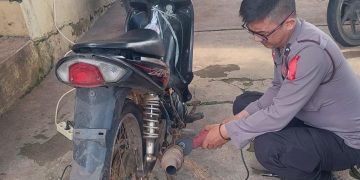 Anggota Polsek Cikalong Kulon Polres Cianjur memotong knalpot brong (FOTO: Polsek Cikalong Kulon Polres Cianjur)