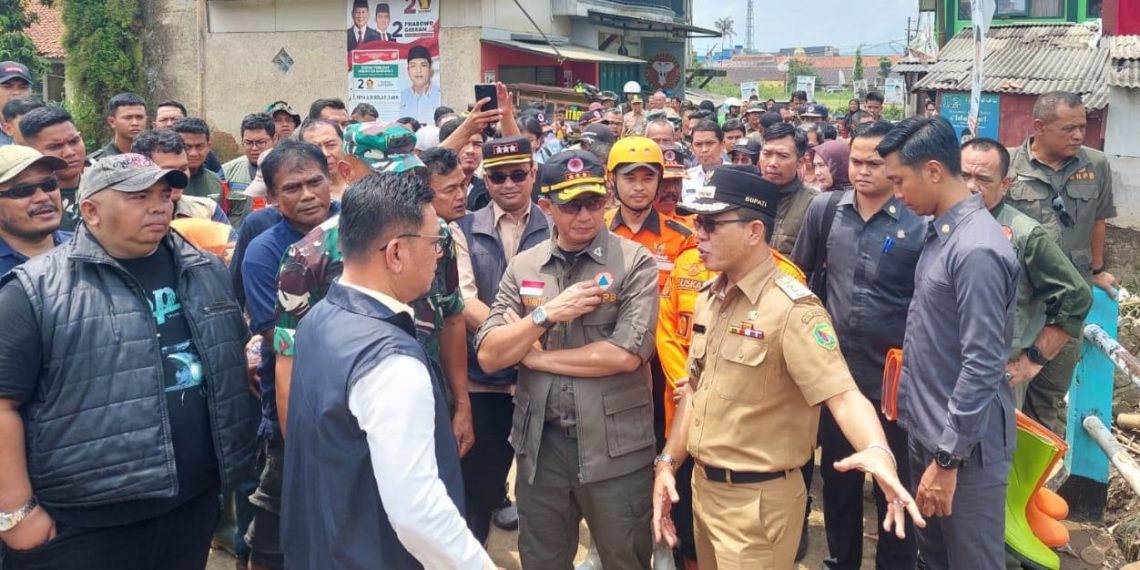 Kepala BNPB Letjen TNI Suharyanto tinjau lokasi bencana banjir, Senin (15/1/2024) di Desa Citeureup Kecamatan Dayeuhkolot Kabupaten Bandung.