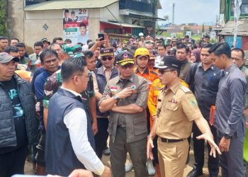 Kepala BNPB Letjen TNI Suharyanto tinjau lokasi bencana banjir, Senin (15/1/2024) di Desa Citeureup Kecamatan Dayeuhkolot Kabupaten Bandung.