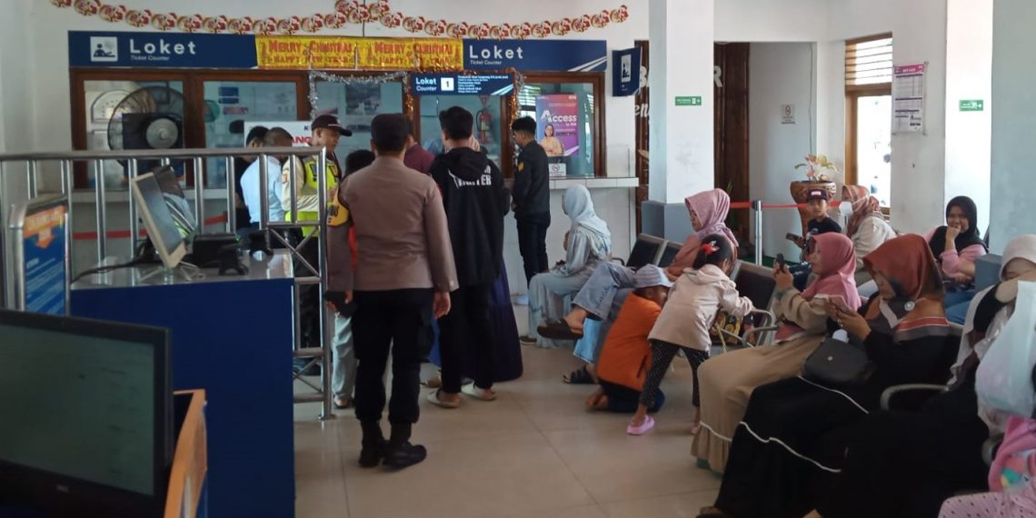 Polisi Banjar awasi proses pembatalan tiket KA di Stasiun Banjar menyusul insiden tabrakan KA di Cicalengka Kab. Bandung.