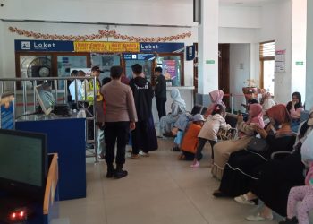 Polisi Banjar awasi proses pembatalan tiket KA di Stasiun Banjar menyusul insiden tabrakan KA di Cicalengka Kab. Bandung.