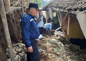 Longsor di Bandung Barat menimpa dua rumah warga di Kampung Nyalindung Desa Pasirlangu Kec. Cisarua.