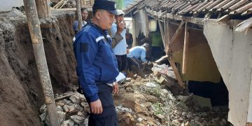 Longsor di Bandung Barat menimpa dua rumah warga di Kampung Nyalindung Desa Pasirlangu Kec. Cisarua.