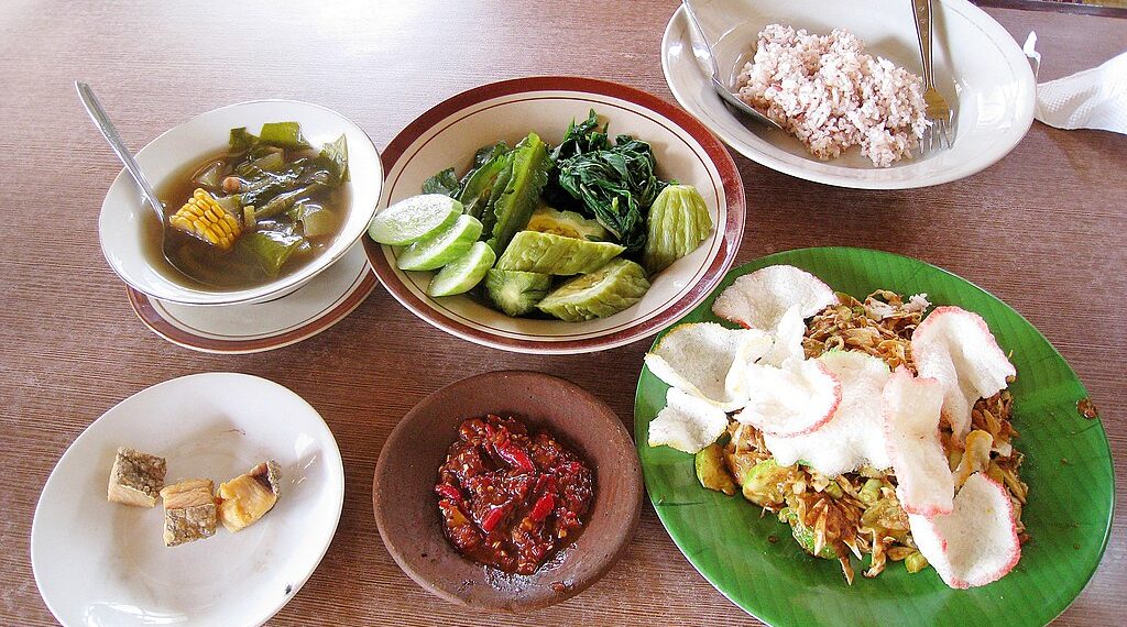 Masakan Sunda yang serba segar mengusung kesegaran dalam bahan bakunya. Sebut saja lalap yang senantiasa mengiringi hidangan utamanya.