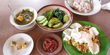 Masakan Sunda yang serba segar mengusung kesegaran dalam bahan bakunya. Sebut saja lalap yang senantiasa mengiringi hidangan utamanya.