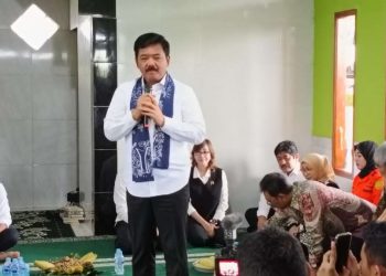 Pj. Bupati Bogor Asmawa Tosepu bersama Menteri Agraria dan Tata Ruang/Kepala Badan Pertanahan Nasional (ATR/BPN), Hadi Tjahjanto dan Pj. Gubernur Jawa Barat Bey Machmudin serahkan sertifikat Hunian Tetap (Huntap) kepada masyarakat terdampak bencana banjir dan longsor di Desa Sukaraksa Kecamatan Cigudeg Kabupaten Bogor, Jumat (19/1/2024).
