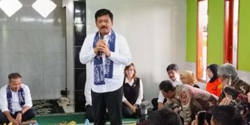 Pj. Bupati Bogor Asmawa Tosepu bersama Menteri Agraria dan Tata Ruang/Kepala Badan Pertanahan Nasional (ATR/BPN), Hadi Tjahjanto dan Pj. Gubernur Jawa Barat Bey Machmudin serahkan sertifikat Hunian Tetap (Huntap) kepada masyarakat terdampak bencana banjir dan longsor di Desa Sukaraksa Kecamatan Cigudeg Kabupaten Bogor, Jumat (19/1/2024).