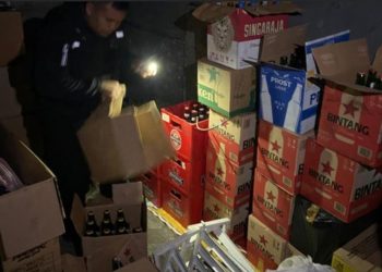 Tumpukan dus berisi minuman keras (miras) di warung penjual miras, yang digerebek Polres Cimahi dan Satpol PP, Rabu (31/01/2024).(Foto: Istimewa)