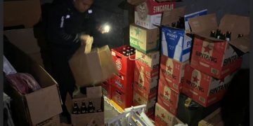 Tumpukan dus berisi minuman keras (miras) di warung penjual miras, yang digerebek Polres Cimahi dan Satpol PP, Rabu (31/01/2024).(Foto: Istimewa)