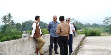 Pemerintah Kabupaten Garut berencana membangun jalan layang atau flyover sepanjang 300 meter di Jalan Ibrahim Adjie. Langkah ini diambil untuk menghormati kesepakatan dengan Balai Konservasi Sumber Daya Alam (BKSDA) terkait wilayah lindung yang tidak boleh diganggu.