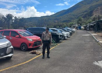 PEtugas melakukan patroli di Obyek Wisata Gunung Papandayan