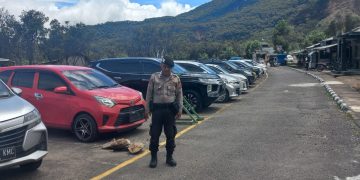 PEtugas melakukan patroli di Obyek Wisata Gunung Papandayan
