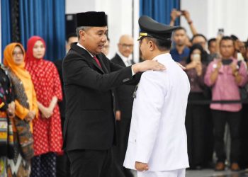 Penjabat Gubernur Jawa Barat Bey Machmudin atas nama Presiden RI melantik Barnas Adjidin sebagai Penjabat Bupati Garut di Aula Barat Gedung Sate, Kota Bandung, Selasa (23/1/2024).
