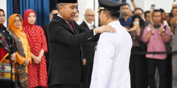 Penjabat Gubernur Jawa Barat Bey Machmudin atas nama Presiden RI melantik Barnas Adjidin sebagai Penjabat Bupati Garut di Aula Barat Gedung Sate, Kota Bandung, Selasa (23/1/2024).