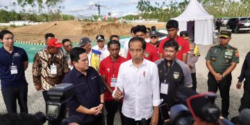 Presiden Joko Widodo (Jokowi) meninjau perkembangan pembangunan Training Center (TC) PSSI di Ibu Kota Negara Nusantara (IKN), Penajam Paser Utara, Kalimantan Timur, pada Rabu (17/1).