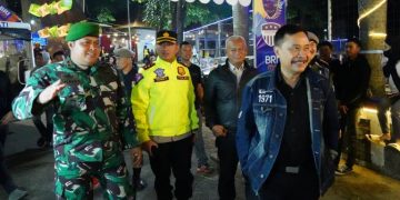 Penjabat Bupati Garut, Barnas Adjidin, memimpin Apel Kegiatan Rutin Yang Ditingkatkan (KRYD) Cipta Kondusif di Halaman Gedung Pendopo Garut. Acara Sabtu malam (27/1/2024)