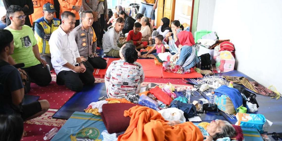 Penjabat Gubernur Jawa Barat Bey Machmudin bersama jajaran dinas terkait bergerak cepat meninjau lokasi yang mengakibatkan sekitar 2.000 rumah terdampak. Curah hujan ekstrem pada Kamis (11/1/2024), mengakibatkan banjir dengan arus yang kencang di Kampung Lamajang Peuntas, Desa Citeureup, Kecamatan Dayeuhkolot, Kabupaten Bandung.