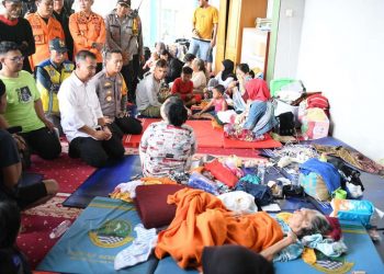 Penjabat Gubernur Jawa Barat Bey Machmudin bersama jajaran dinas terkait bergerak cepat meninjau lokasi yang mengakibatkan sekitar 2.000 rumah terdampak. Curah hujan ekstrem pada Kamis (11/1/2024), mengakibatkan banjir dengan arus yang kencang di Kampung Lamajang Peuntas, Desa Citeureup, Kecamatan Dayeuhkolot, Kabupaten Bandung.