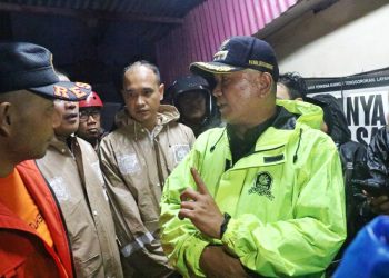 Banjir Braga Kota Bandung telah ditanggulangi oleh Pemkot Bandung beserta jajaran lain Kamis malam (11/1/2024). Penjabat Wali Kota Bandung, Bambang Tirtoyuliono memastikan proses evakuasi terus berjalan.