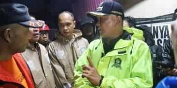 Banjir Braga Kota Bandung telah ditanggulangi oleh Pemkot Bandung beserta jajaran lain Kamis malam (11/1/2024). Penjabat Wali Kota Bandung, Bambang Tirtoyuliono memastikan proses evakuasi terus berjalan.