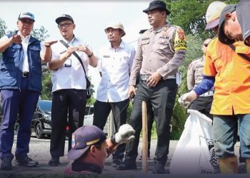 Pj Wali Kota Cimahi Dicky Saromi bersama jajaran Pemkot Cimahi dan Polres Cimahi-Kodim 0609/Cimahi melakukan peninjauan langsung pengerukan saluran air di beberapa titik di Kota Cimahi.