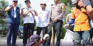 Pj Wali Kota Cimahi Dicky Saromi bersama jajaran Pemkot Cimahi dan Polres Cimahi-Kodim 0609/Cimahi melakukan peninjauan langsung pengerukan saluran air di beberapa titik di Kota Cimahi.