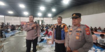 Polisi kawal proses sortir dan lipat surat suara di gudang KPU Kota Bandung