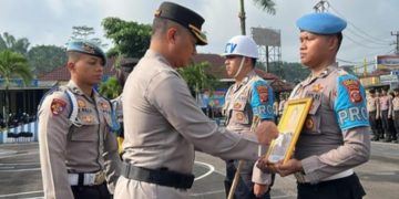 Prosesi pemecatan anggota Polres Tasikmalaya karena terbukti menggunakan narkoba dan desersi di Mapolres Tasikmalaya, Senin (29/01/2024).(Foto: Istimewa)