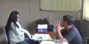 Mempromosikan situs judi online, MK (35), selegram asal Cianjur menjalani pemeriksaan di Mapolres Cianjur, Rabu (17/01/2024). (Foto: Istimewa)