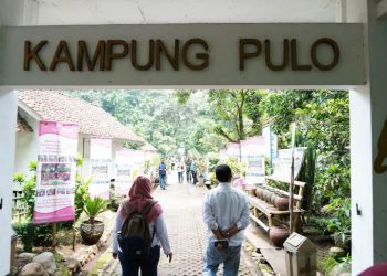 Penjabat Bupati Garut Barnas Adjidin mengunjungi Kampung Pulo Minggu (28/1/2024). Pj Bupati mengatakan destinasi wisata Garut harus terus ditingkatkan dari sisi keamanan dan kenyamanan.