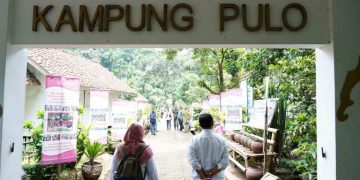 Penjabat Bupati Garut Barnas Adjidin mengunjungi Kampung Pulo Minggu (28/1/2024). Pj Bupati mengatakan destinasi wisata Garut harus terus ditingkatkan dari sisi keamanan dan kenyamanan.