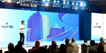 Penjabat Gubernur Jawa Barat Bey Machmudin membuka Business Review Semester II - 2023 dan Executive Workshop Tahun 2024 PT. Bank Pembangunan Daerah Jawa Barat dan Banten Tbk (bank bjb) di Hotel Mason Pine, Kabupaten Bandung Barat, Senin (15/1/2024).