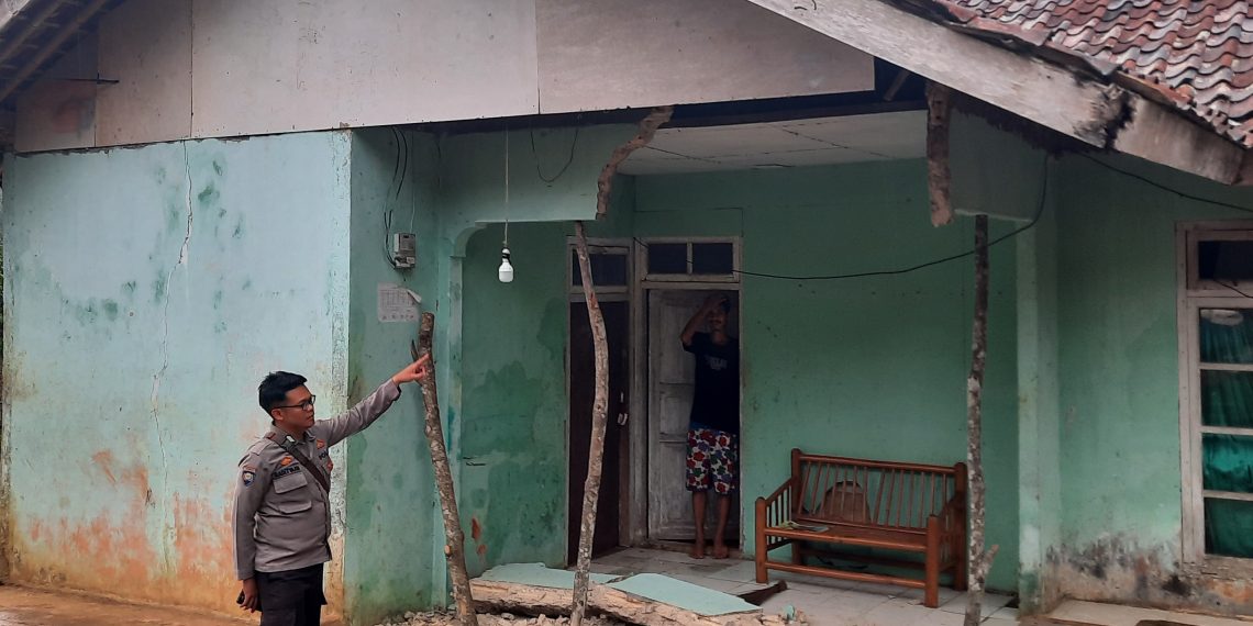 Petugas mengecek Sebuah rumah ditemui rusak akibat gempa yang melanda selatan Sukabumi. Gempa itu terjadi pada Rabu (3/1/2024) pukul 07.32 berkekuatan 5.9 Magnitudo.